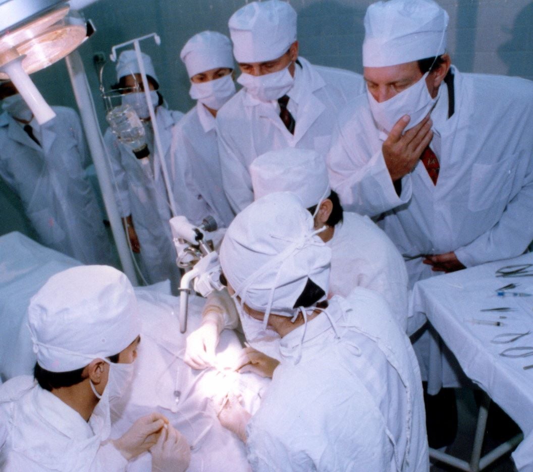 Prime Minister Paul Keating (back right) watches eye operation at the Institute of Ophthalmology in Hanoi, Vietnam in 1994