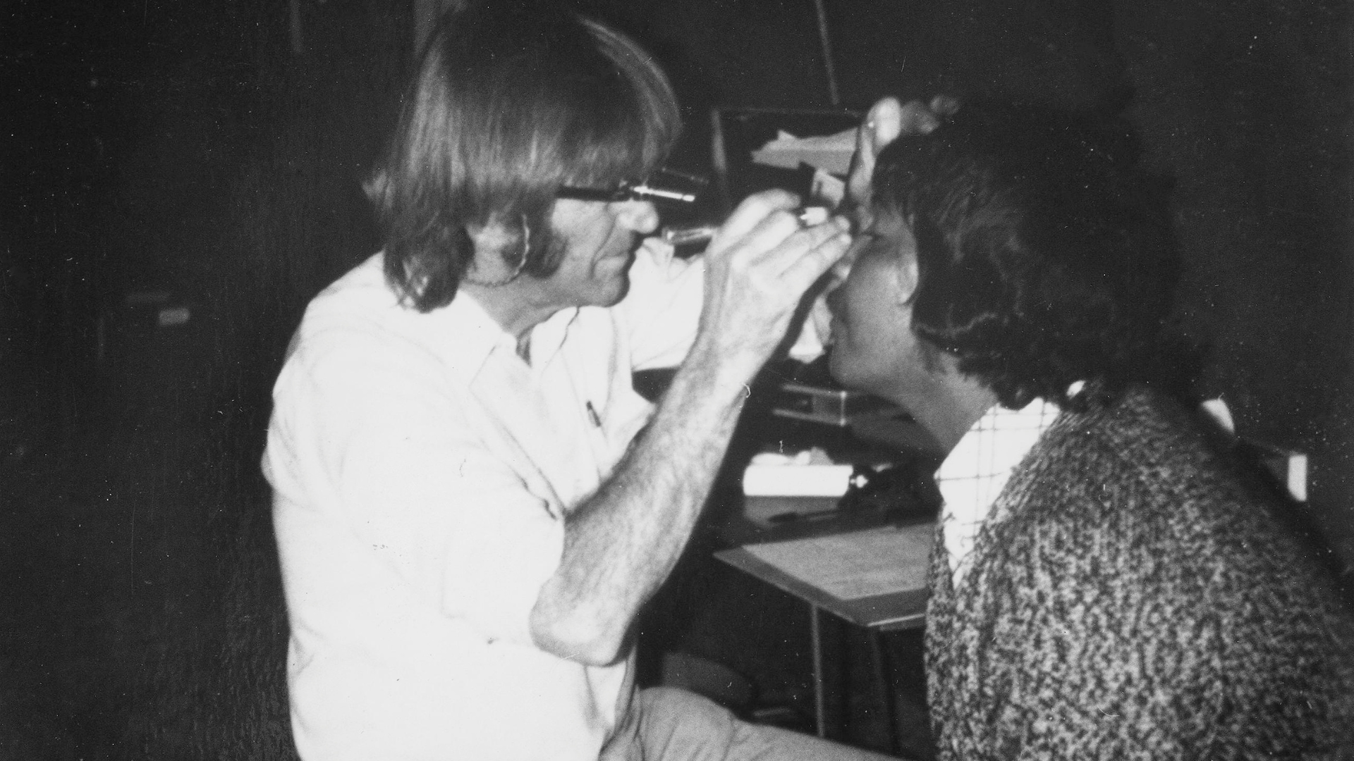 Fred Hollows during the National Trachoma and Eye Health Program examining a patients eyes