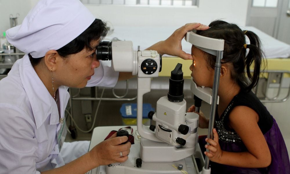 H'Nhi having an eye exam