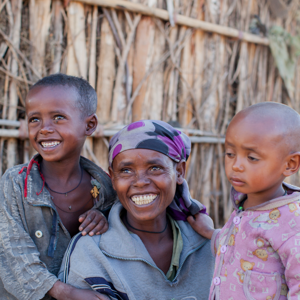 Ethiopia_2015_Shashetu with children_960x960px.png