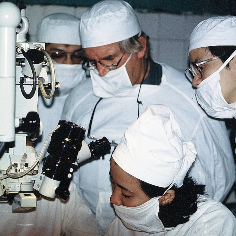 Fred Hollows with a group of doctors in surgery