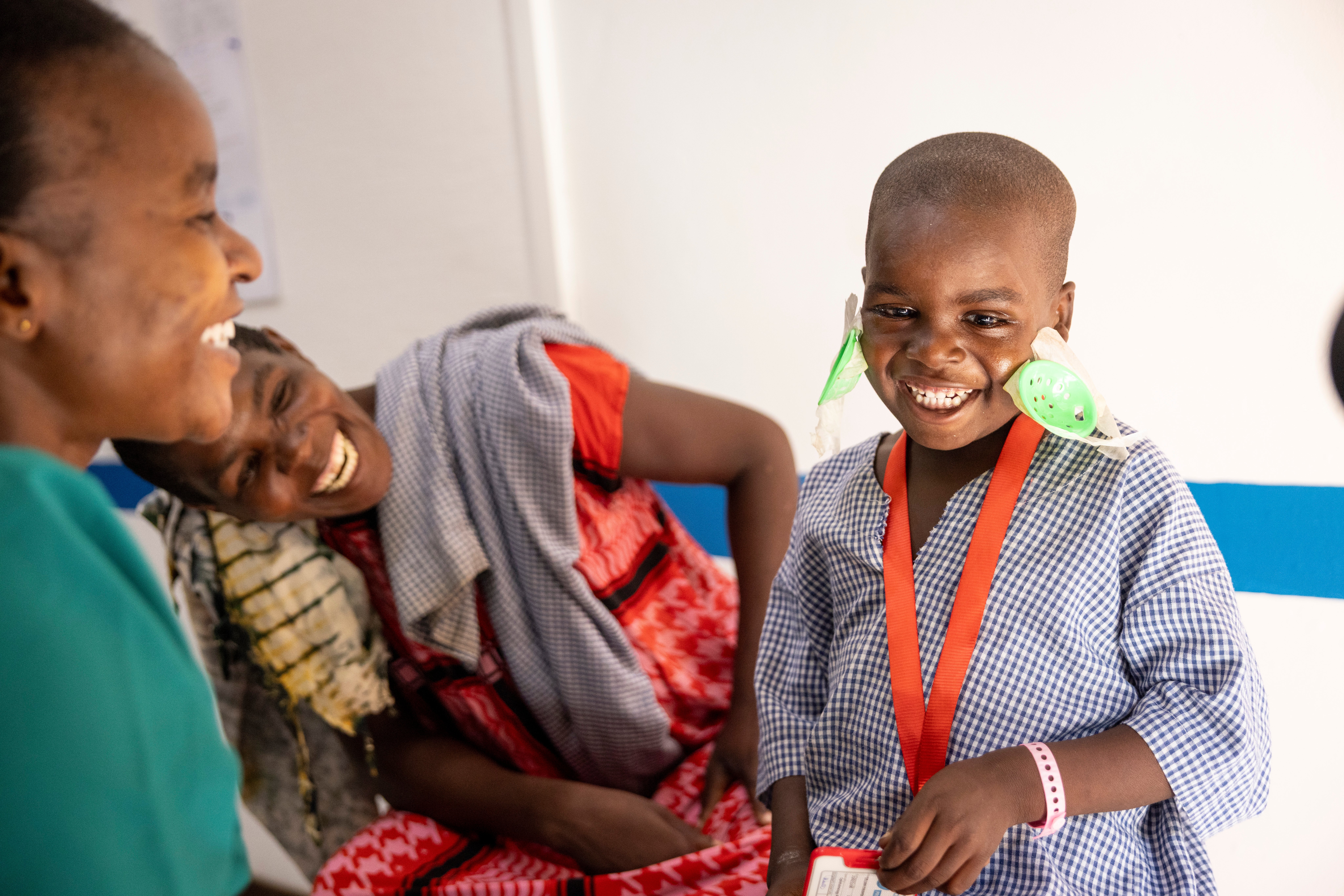 Kenya patient Jira receiving eye care through the Believe in Sight campaign, 2025 「相信看得見」活動中,肯尼亞病人基拉接受眼科檢查